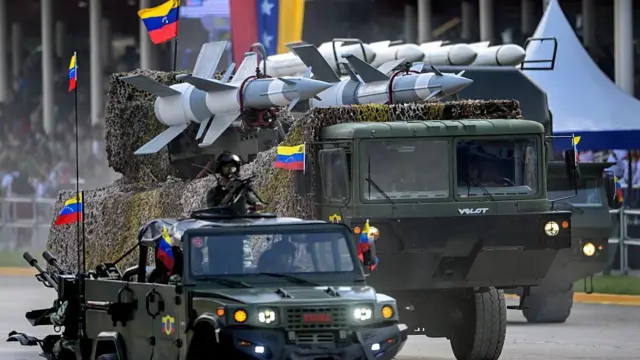 Un camión del ejército venezolano que transporta lanzamisiles rusos participa en un desfile militar durante las celebraciones del Día de la Independencia, en Caracas, el 5 de julio de 2025.