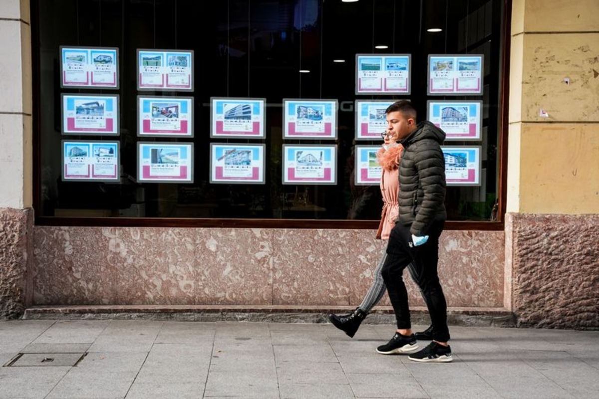 Unos jóvenes pasan por delante