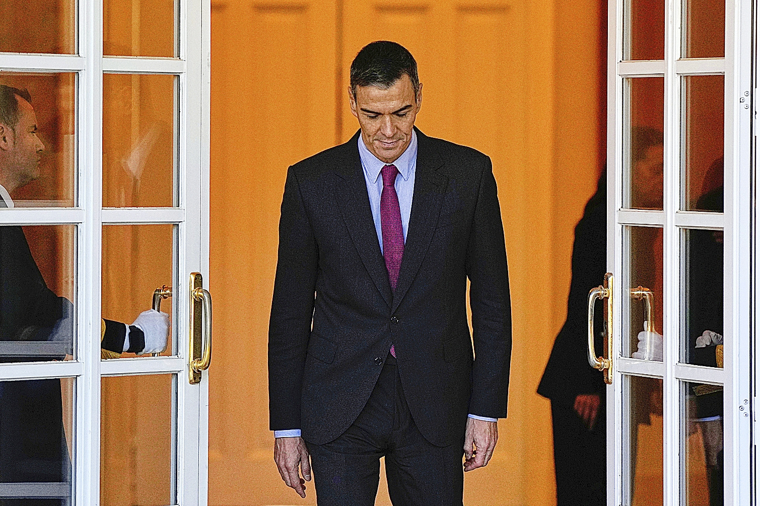 Pedro Sánchez accede a las escalinatas de La Moncloa, ayer, para recibir al presidente de Alemania, Frank-Walter Steinmeier.