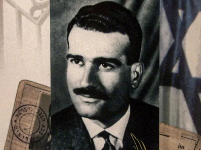 Foto de Eli Cohen con bandera israelí en el fondo