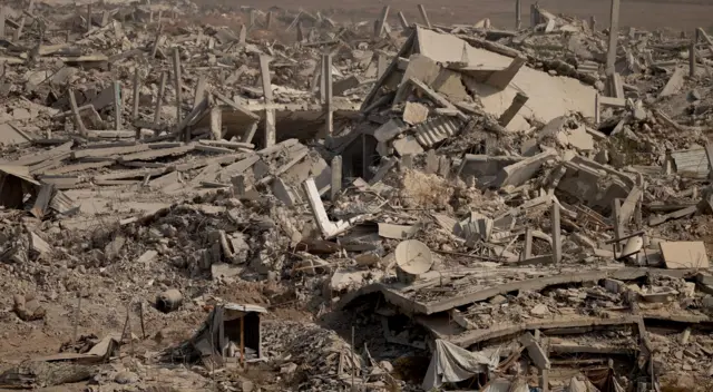 Masa de escombros de edificios destruidos. 