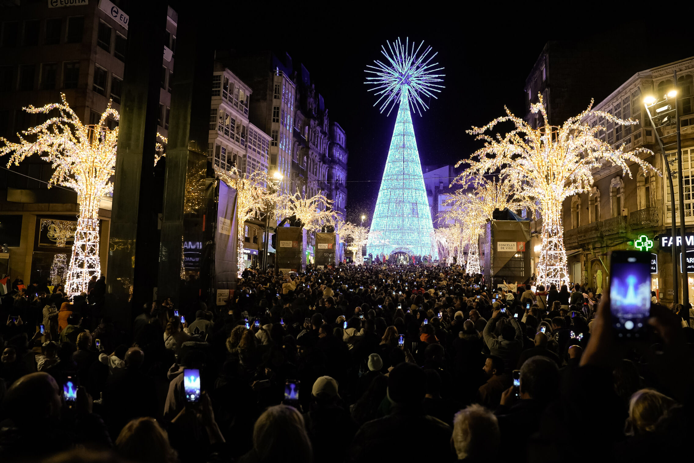 Foto: Vigo encendía sus luces el sábado a las 20.00. (Europa Press/Adrián Irago)