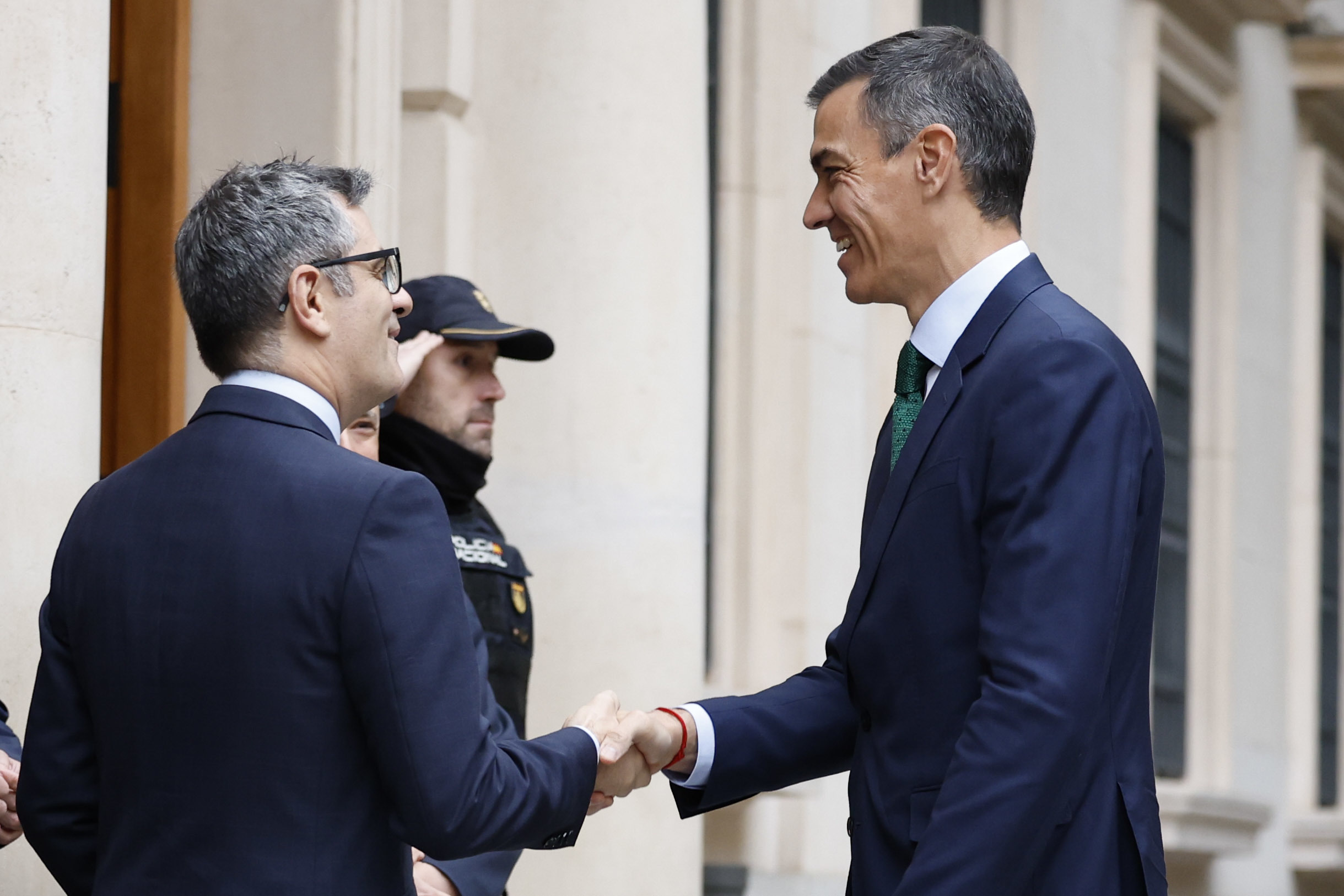 Féliz Bolaños saluda a Pedro Sánchez a su llegada al Senado el pasado 30 de octubre.