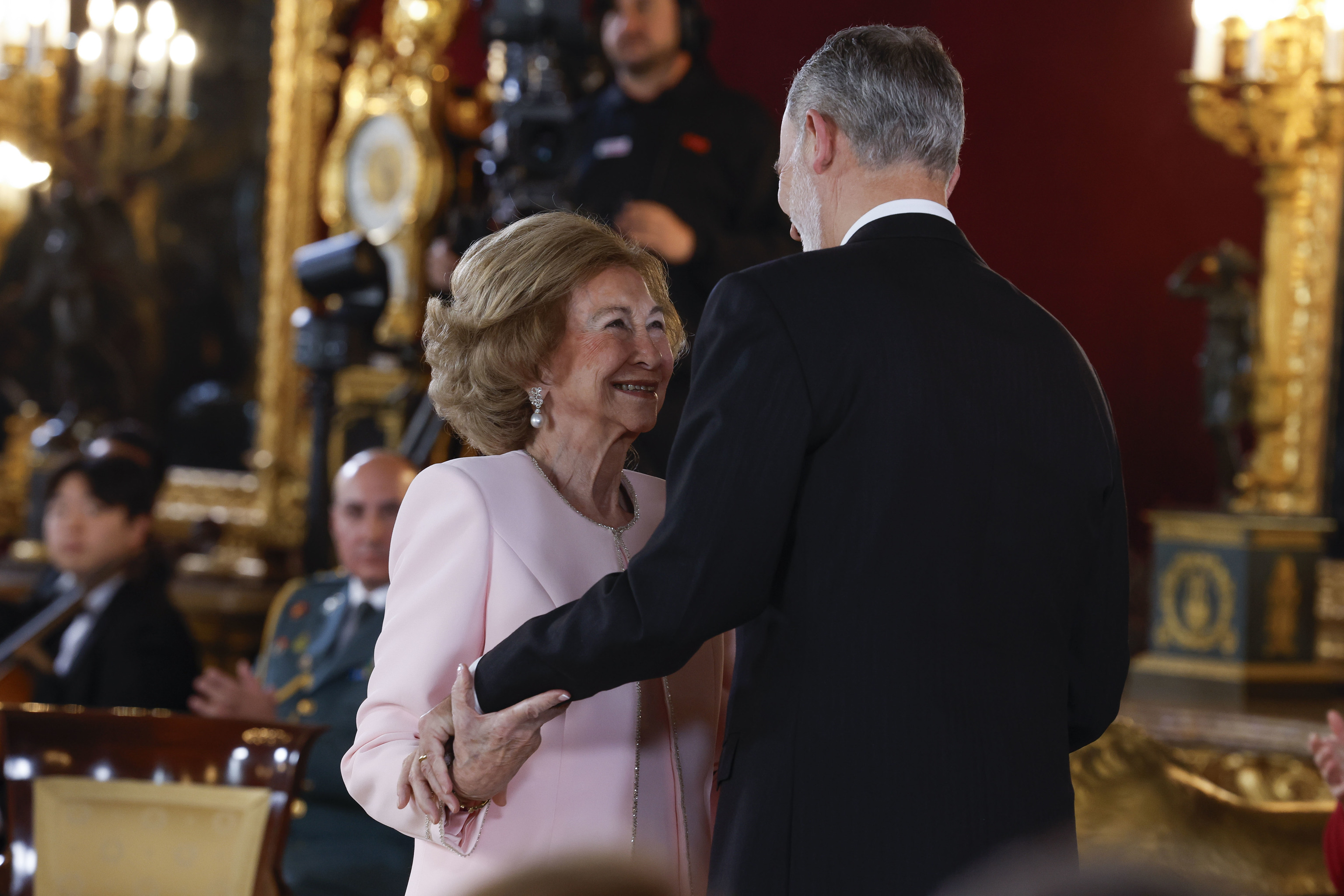 Felipe VI impone el Toisón a su madre, la Reina Sofía