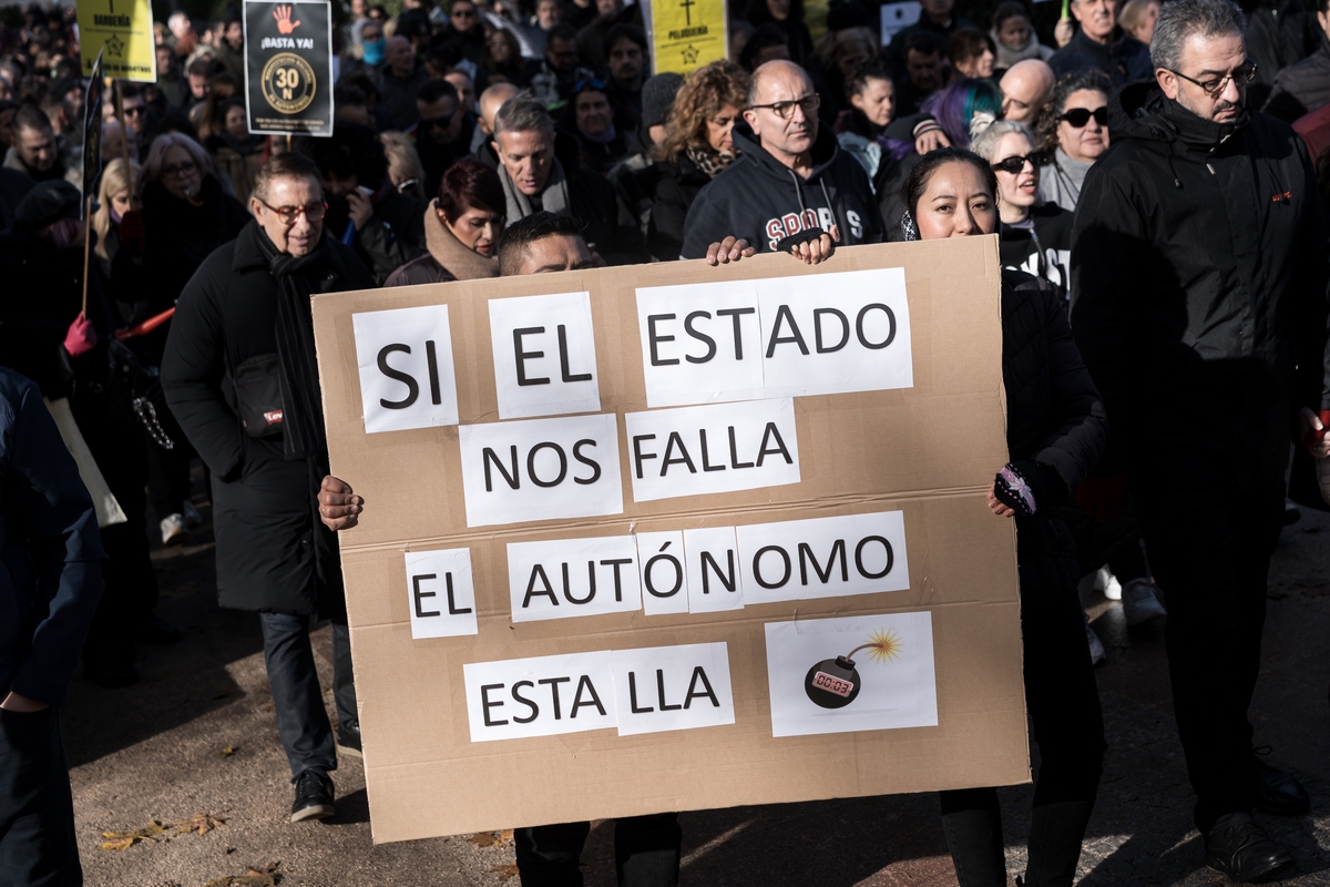 Manifestantes portan pancarta con lema