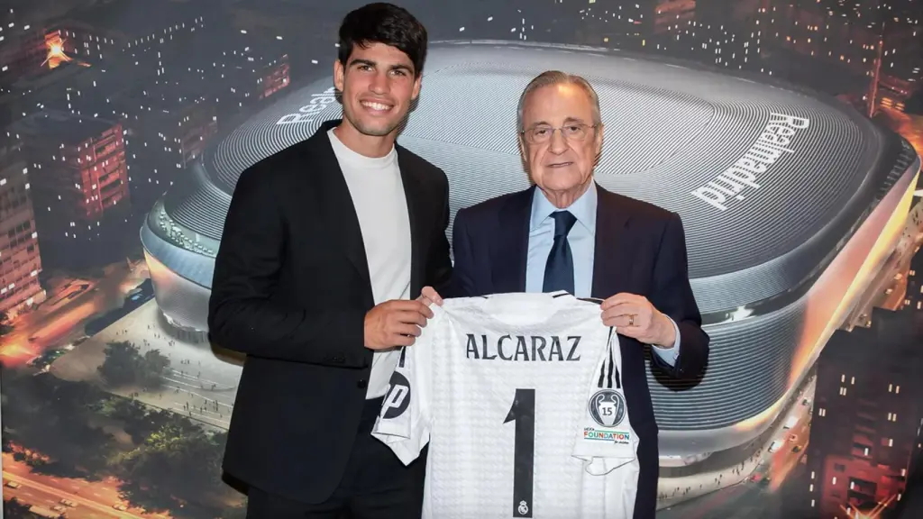 Carlos Alcaraz y Florentino Pérez se fotografían en el Bernabéu