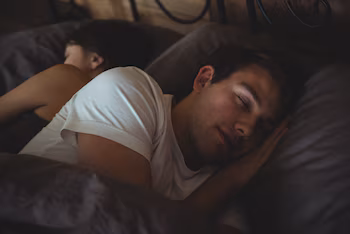 Una pareja durmiendo