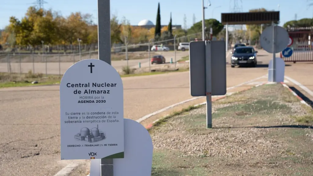 Vox coloca lápidas frente a la central nuclear de Almaraz en protesta por su cierre.