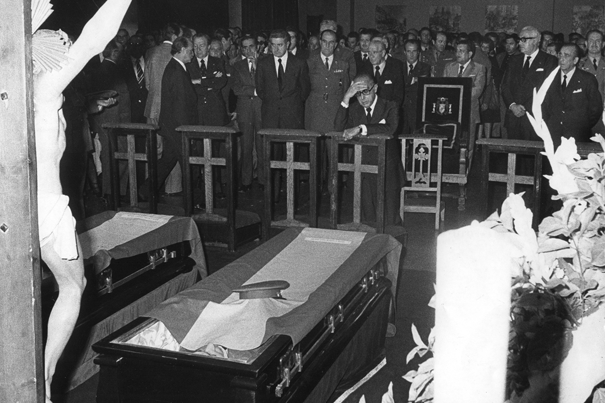 Capilla ardiente de policías asesinados por el Grapo en 1975.