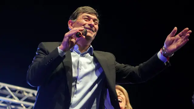Franco Parisi celebra su tercer lugar en las elecciones presidenciales de Chile.
