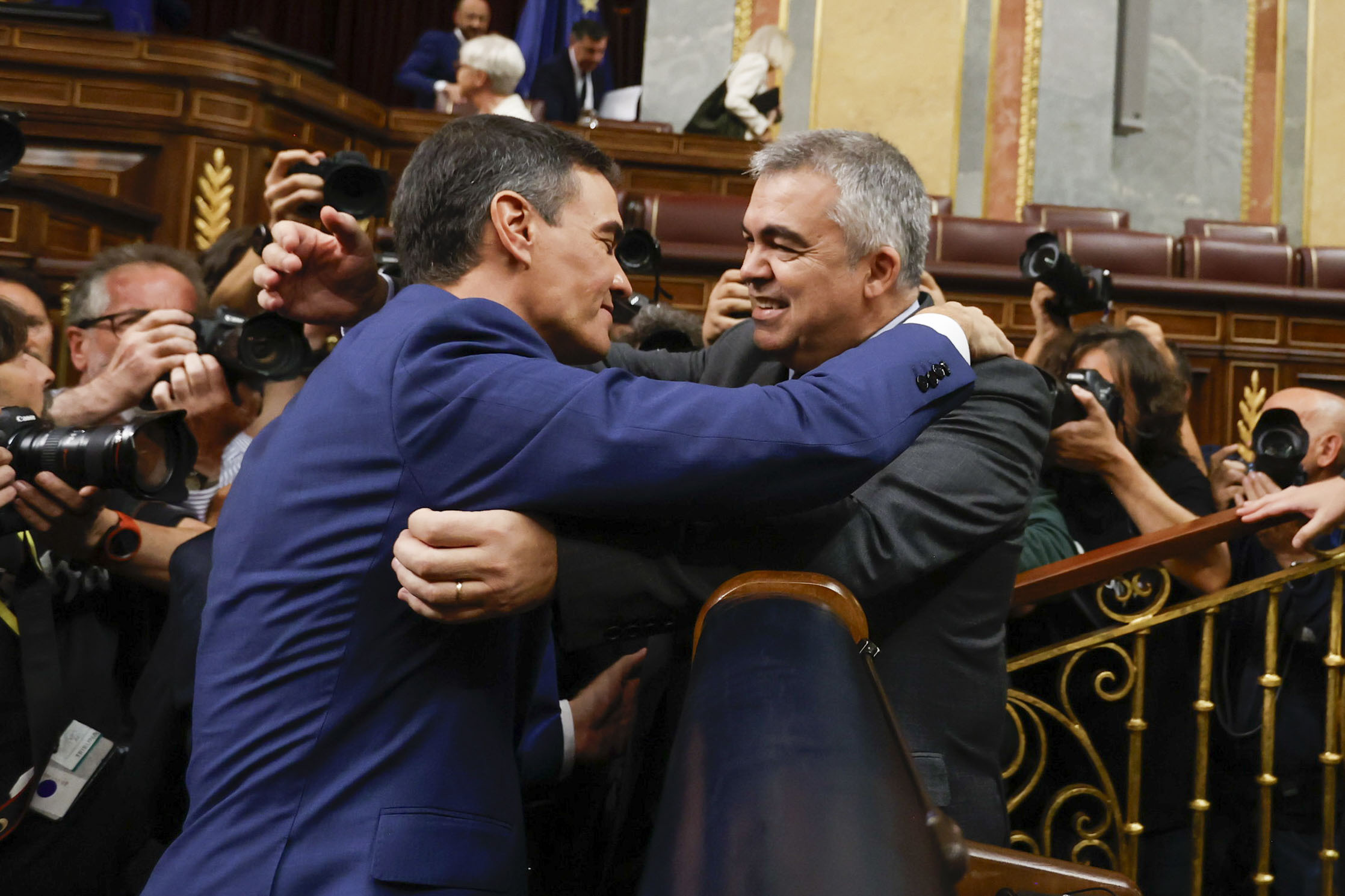 Pedro Sánchez abraza al entonces diputado Cerdán tras su reelección como presidente del Gobierno en noviembre de 2023