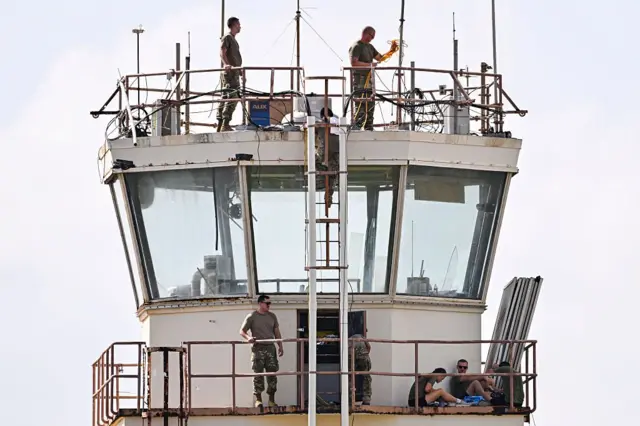 Soldados estadounidenses en una torre de control de la antigua base naval de Roosevelt Roads.