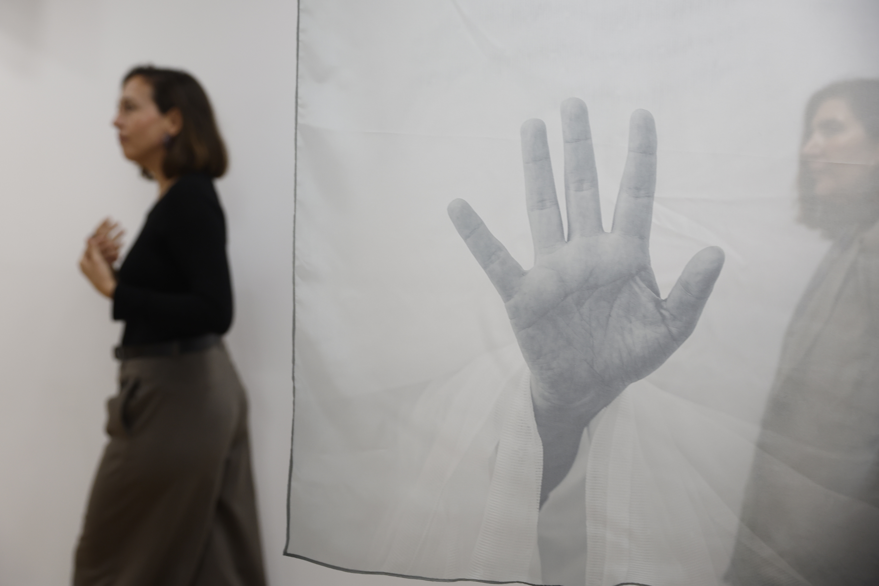 La artista visual Jey León posa junto a piezas de su obra 'Fragmentos II', historias de superación de mujeres víctimas de violencia de género.