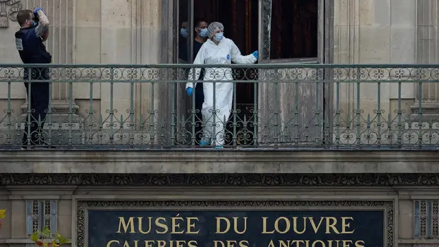 Expertos forenses revisan la puerta por donde se supone que entraron y salieron los ladrones del museo. 