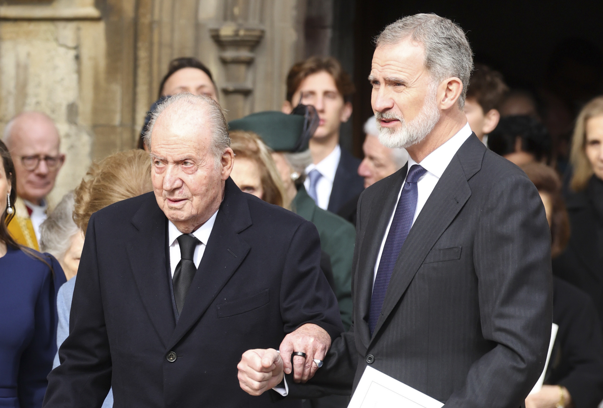 Felipe VI junto a su padre en una imagen de archivo