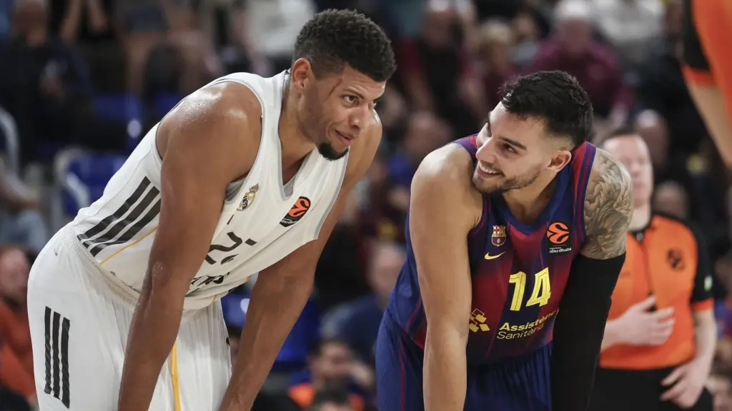 Walter Tavares habla con Willy Hernangomez durante El Clásico