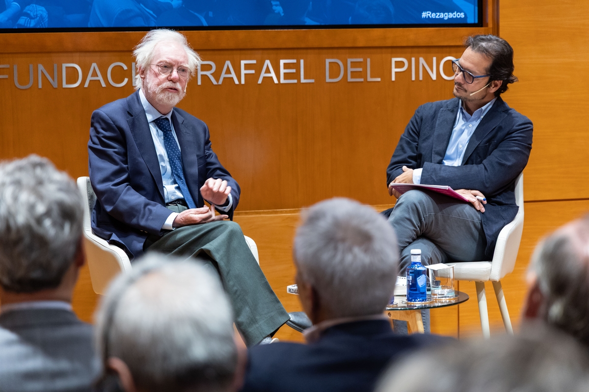Paul Collier (i.) en conversación