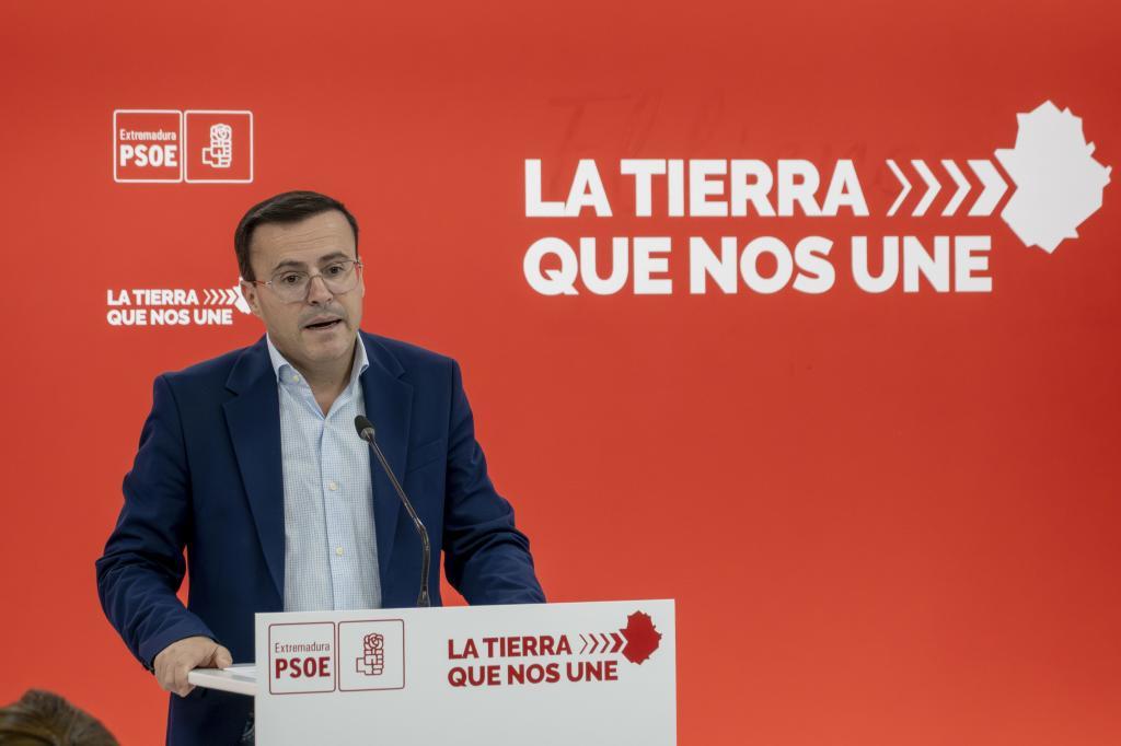 Miguel Ángel Gallardo, líder del PSOE de Extremadura, durante una rueda de prensa en Mérida.
