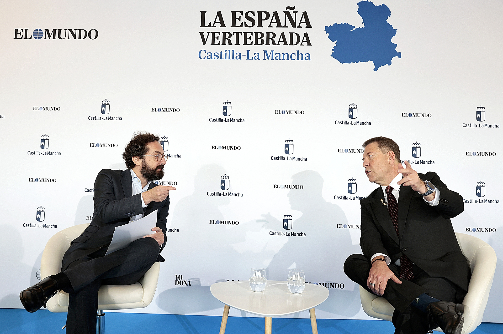 El director de EL MUNDO, Joaquín Manso, con el presidente de Castilla-La Mancha, Emiliano García-Page, ayer, en el foro de 'La España Vertebrada', en Toledo.
