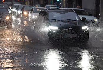 Un coche salpica agua. (Pablo