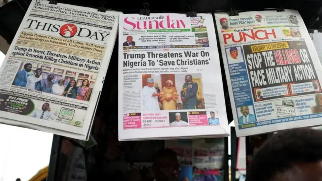 Diaros en un expendio con artículos que informan del mensaje enviado por el presidente de EE.UU. al gobierno de Nigeria sobre el trato de cristianos en el país. Los titulares leen: "Trump amenaza a Nigeria con guerra para salvar a los cristianos; "Paren las matanzas o enfrentarán acción militar"; "Trump amenaza con acción militar en un tuit" 