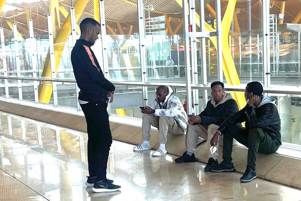 Inmigrantes solicitantes de asilo en el aeropuerto de Madrid-Barajas.