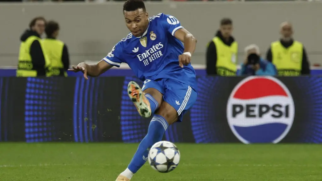 Mbappé remata para marcar ante el Olympiacos.
