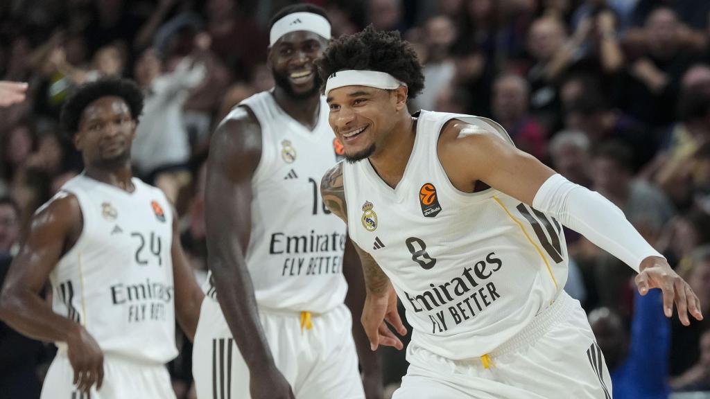 Okeke celebra un triple ante el Barça.