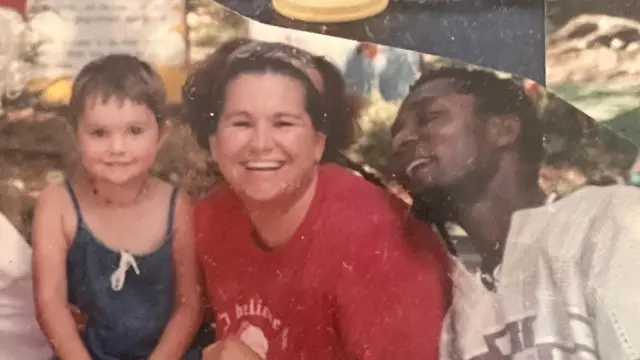 Hadeya (la niña a la izquierda), en una foto con sus padres.