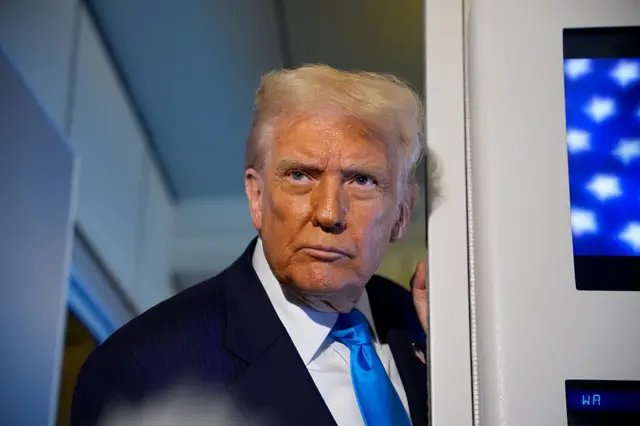 Donald Trump, a bordo de su avión presidencial. 