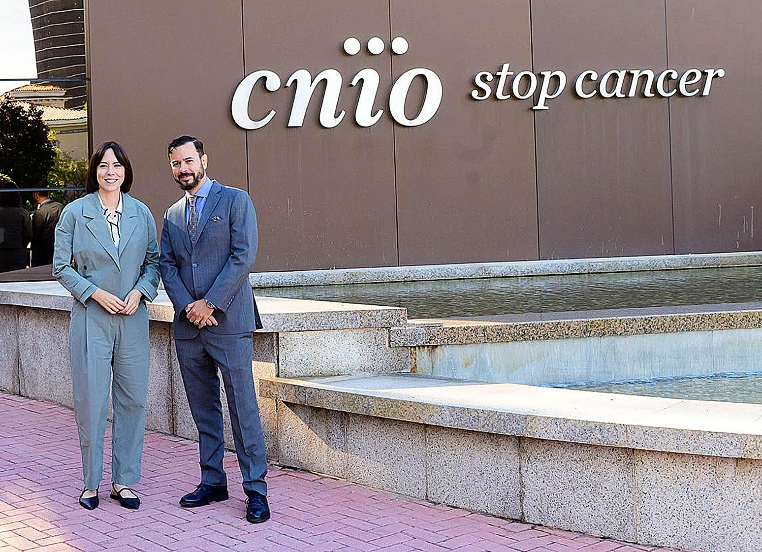La ministra de Ciencia e Innovación, Diana Morant, junto al actual director científico del CNIO, Raúl Rabadá.