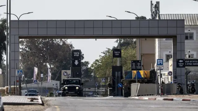 Foto de archivo muestra la entrada de una base militar cerca del desierto de Negev, en el sur de Israel. Un vehículo militar se detiene ante la garita de seguridad