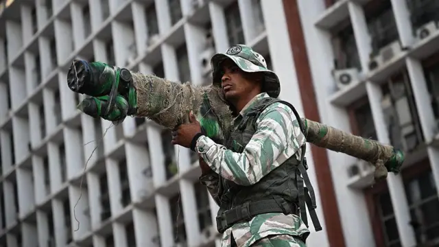 Un miembro de la Milicia Nacional Bolivariana sostiene un lanzador de misiles tierra-aire portátil "Igla-S" (SA-18) de fabricación rusa durante una manifestación contra la actividad militar estadounidense en el Caribe, en Caracas, el 30 de octubre de 2025.