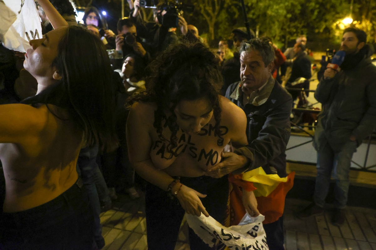Un hombre agarra a una