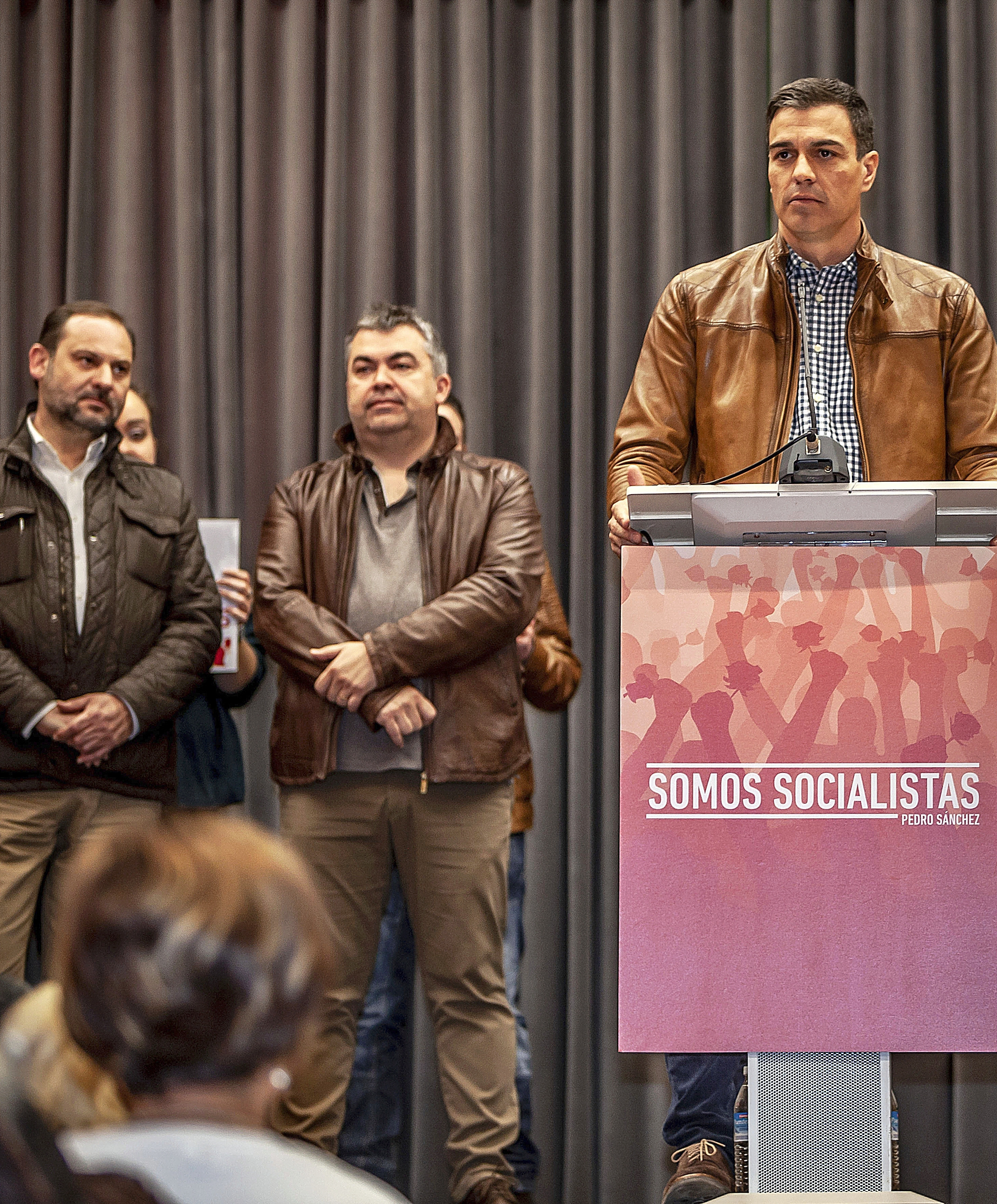 Pedro Sánchez, en 2017, junto a Ábalos y Cerdán, en un mitín en Aldeanueva (La Rioja) para el proceso de primarias del PSOE.