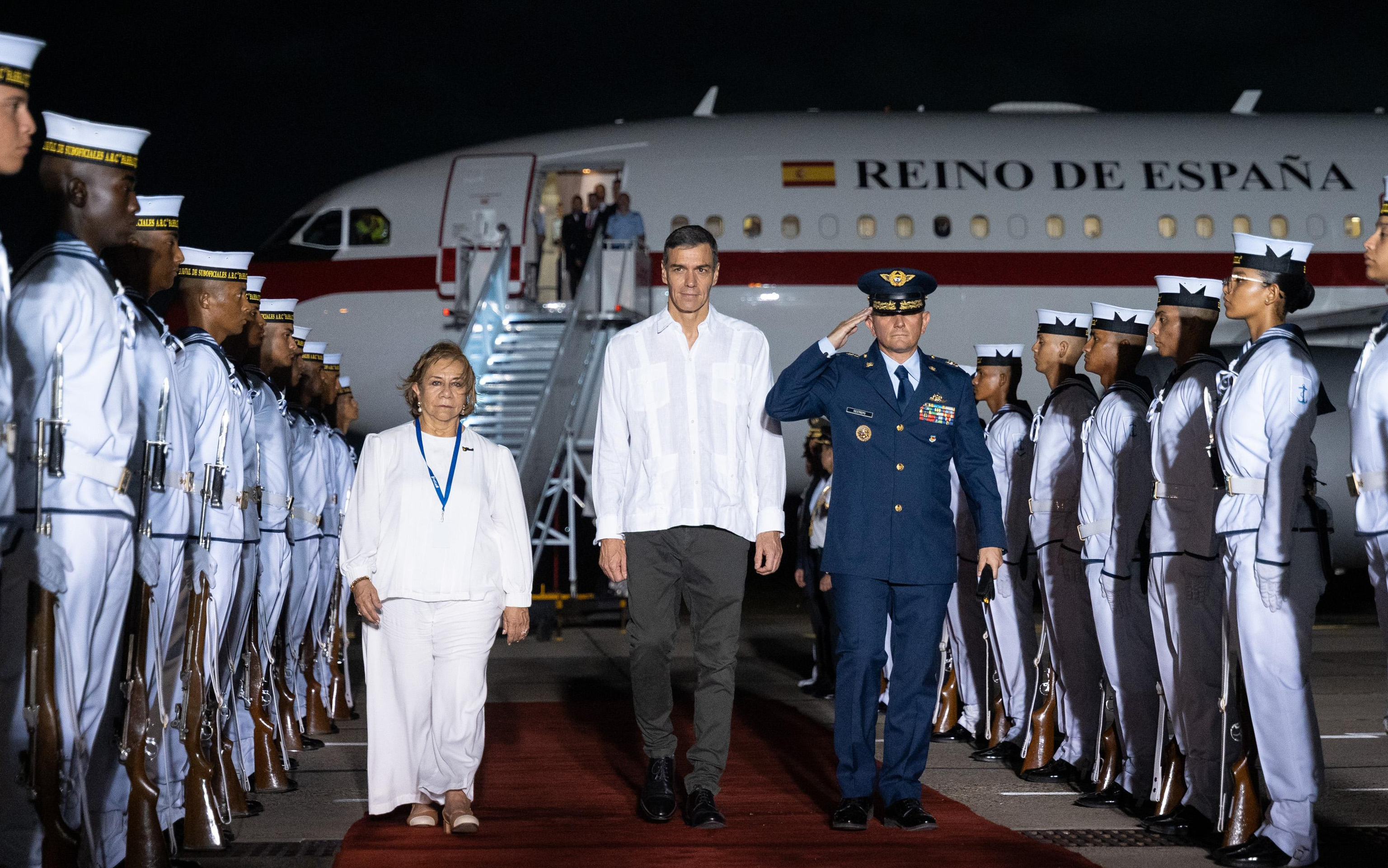 Pedro Sánchez junto a la canciller de Colombia, Rosa Villavicencio, a su llegada al aeropuerto de Barranquilla (Colombia).