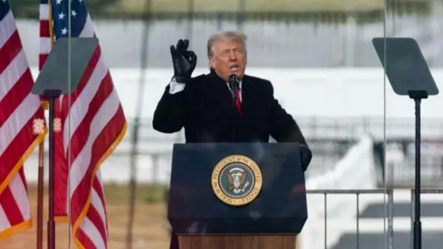 Trump dando un discurso