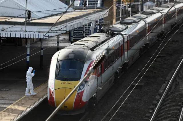 El tren LNER y un investigador a su lado.