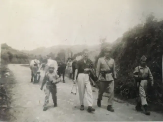 El pequeño Carlos Arturo junto a varios soldados en el Tolima, Colombia.