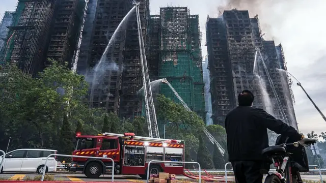 Imagen de los edificios quemados del complejo de viviendas Wang Fuk Court, en el distrito de Tai Po en Hong Kong.
