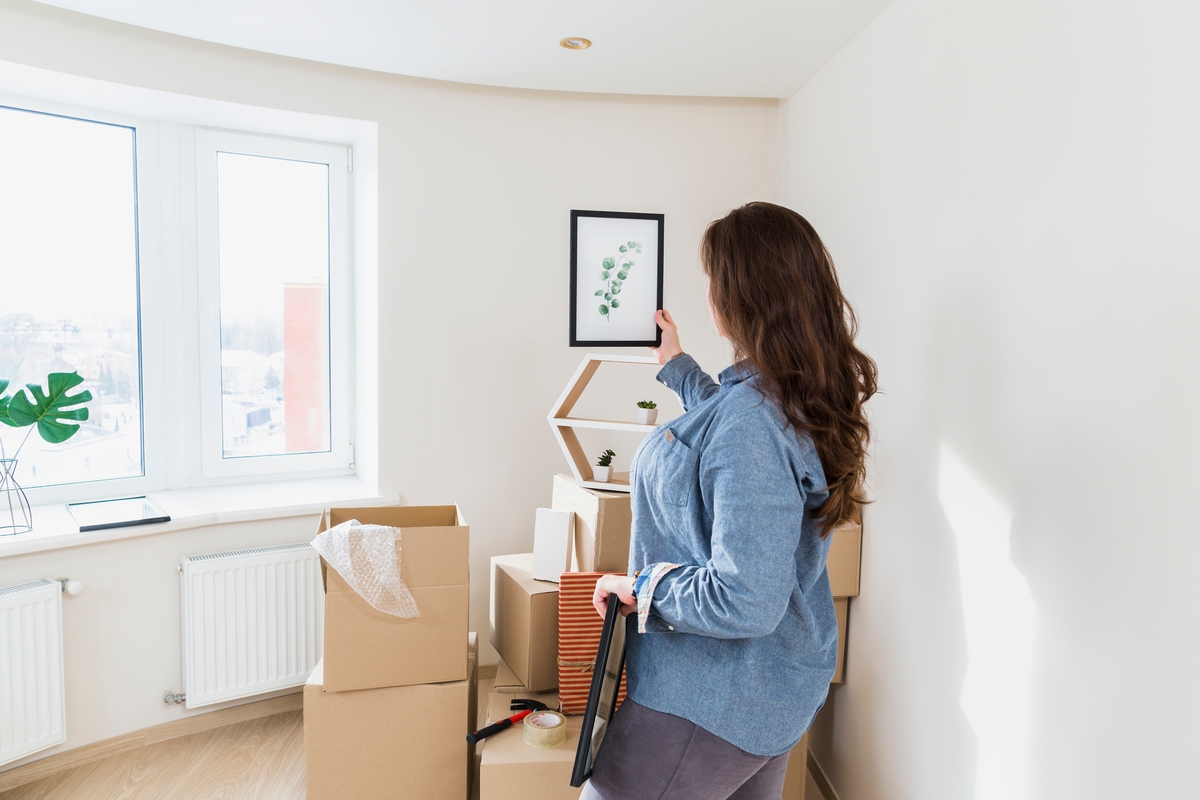 Mujer en una casa de