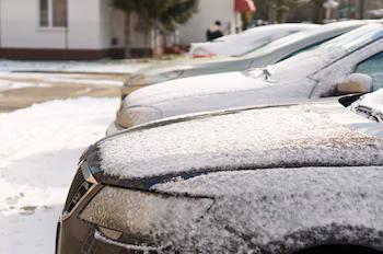 Coches aparcados en la nieve