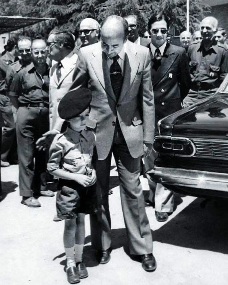 Luis Felipe Utrera-Molina, de niño, junto a su padre, ministro de Vivienda y secretario general del Movimiento