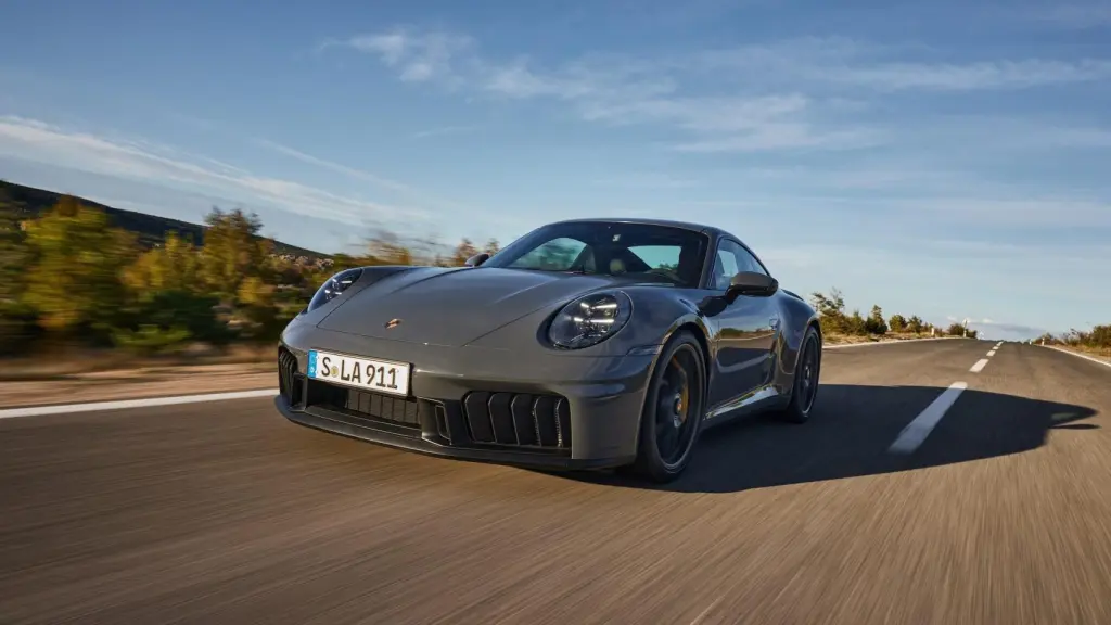 Porsche 992 Carrera, en una imagen promocional de la marca