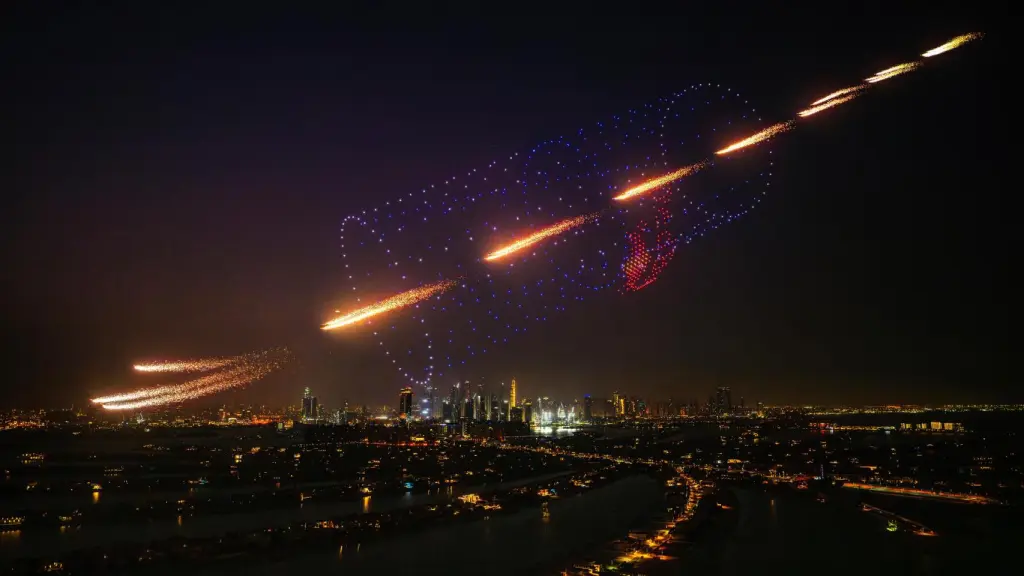 Marco Fürst, Marco Waltenspiel and Max Manow atravesando una lata de Red Bull formada por drones en Dubai