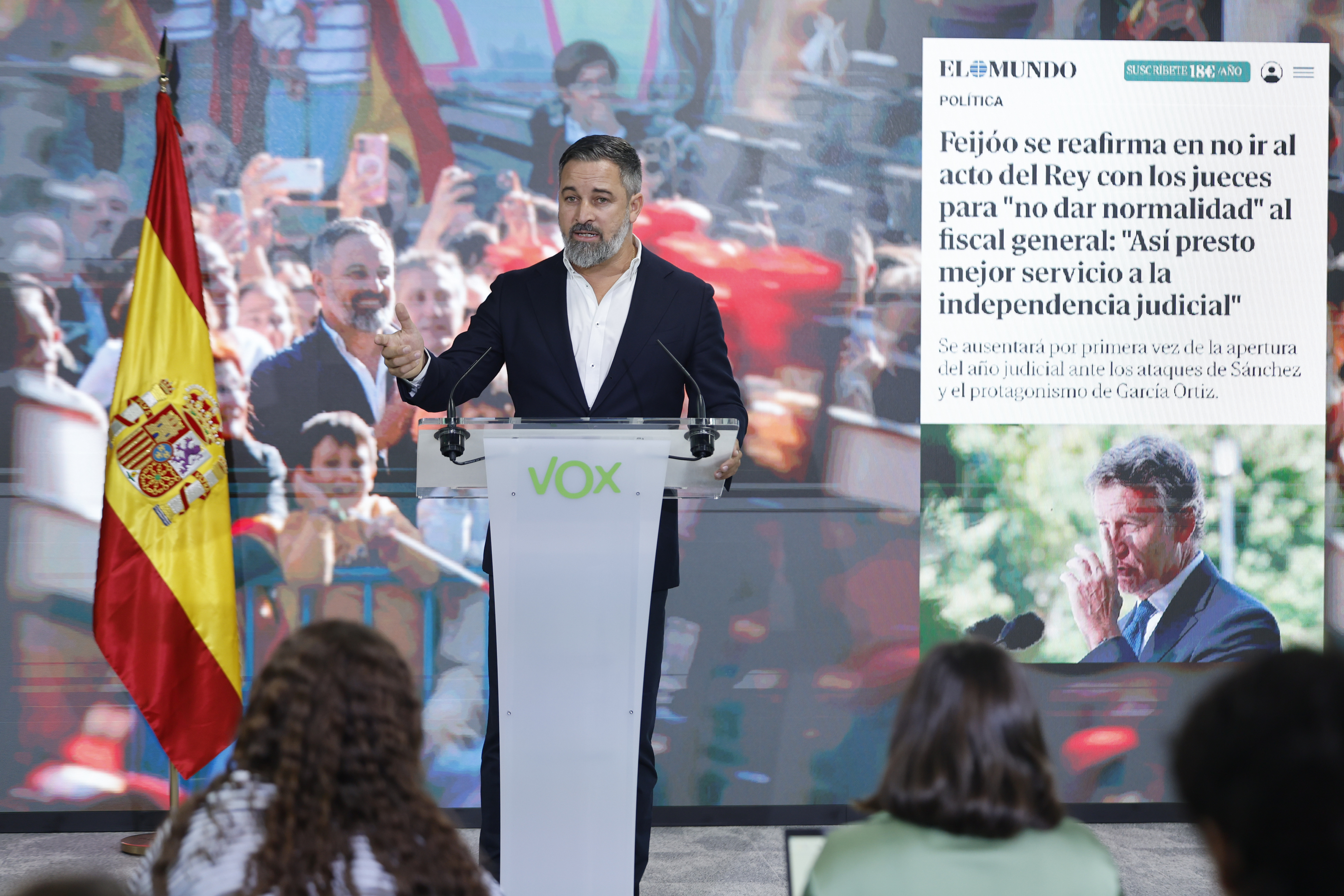 Santiago Abascal, en un mitin de Vox en el que se muestra detrás la noticia de la ausencia de Feijóo en la Apertura del Año Judicial.