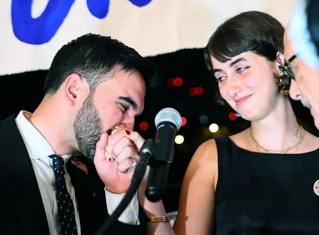 Mamdani con su esposa en junio pasado.