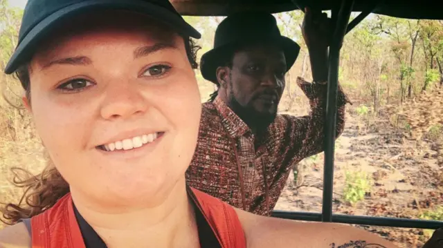 Hadeya, en primer plano, con su padre, ambos en la parte trasera de un camión.