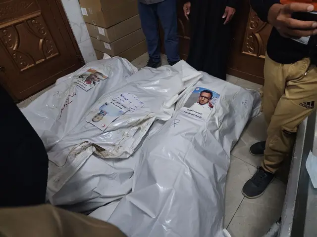 Cuerpos cubiertos de los fallecidos en el ataque