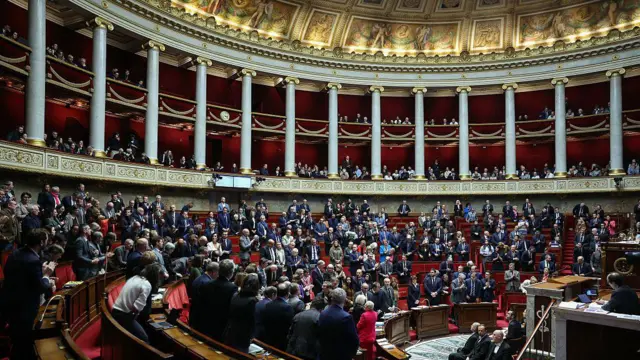 Los miembros del Parlamento se pusieron de pie para rendir homenaje a Mehdi Kessaci el 13 de noviembre.